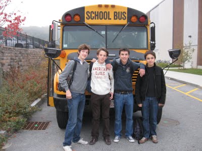 4 de nos élèves devant un "school bus"